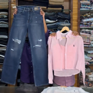 💖 Wide-Leg Jeans & Cropped Pink Collared Shirt – Chic, Casual & Effortless Style 💖