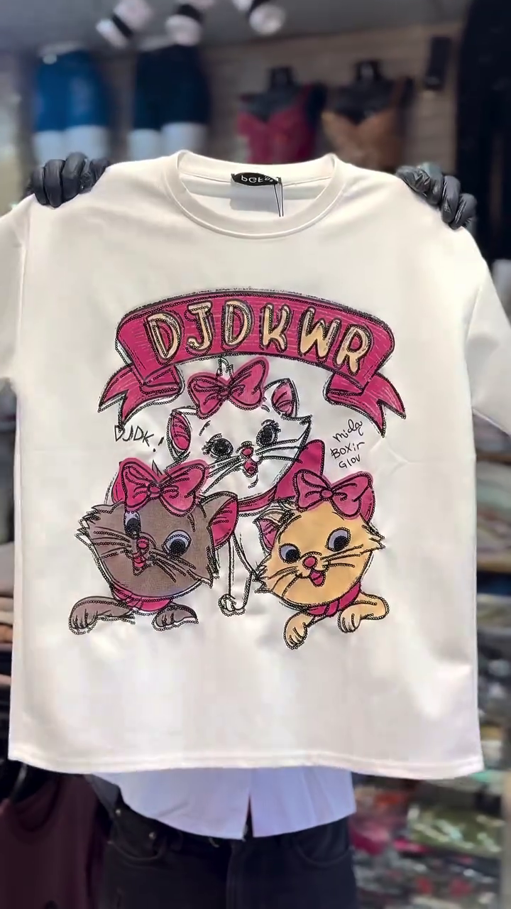Cute Cartoon Graphic T-Shirt – Trendy White Tee with Stylish Cat Print for Everyday Fashion