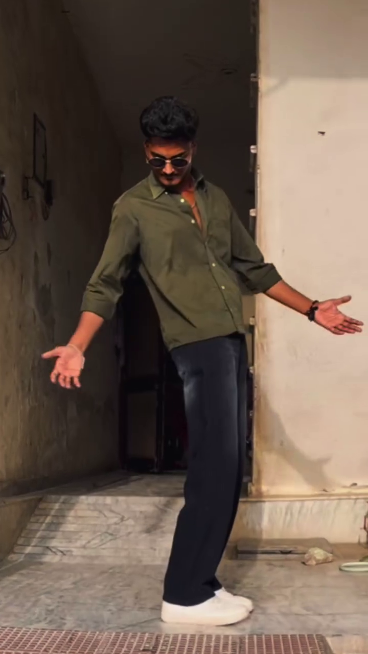 Men's Casual Wide-Leg Jeans Styling with Premium Cotton Shirts