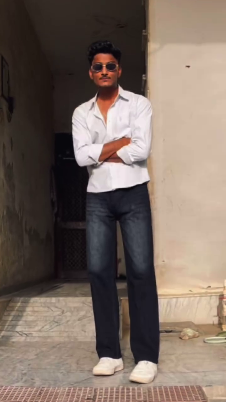 Men's Casual Wide-Leg Jeans Styling with Premium Cotton Shirts - Image 2