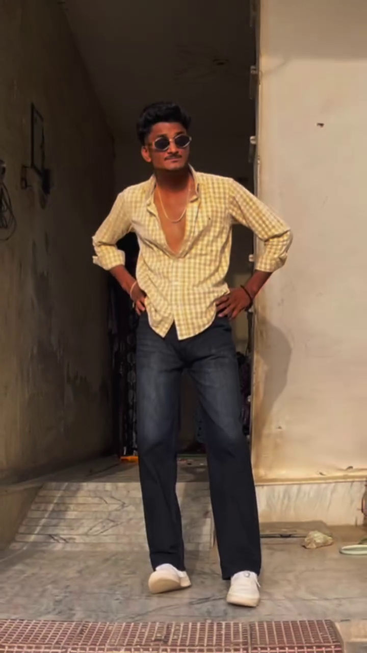 Men's Casual Wide-Leg Jeans Styling with Premium Cotton Shirts - Image 3