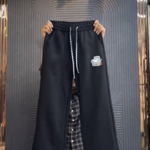 Minimal Meets Trendy: Wide-Leg Black/White Pants with Chic Check Detailing