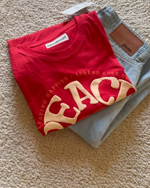 ❤️ Bold & Playful: Red “CIAO” Graphic Tee with Classic Denim Combo