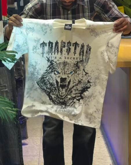 Bold Street Statement: Graphic Wolf Print Oversized Tee